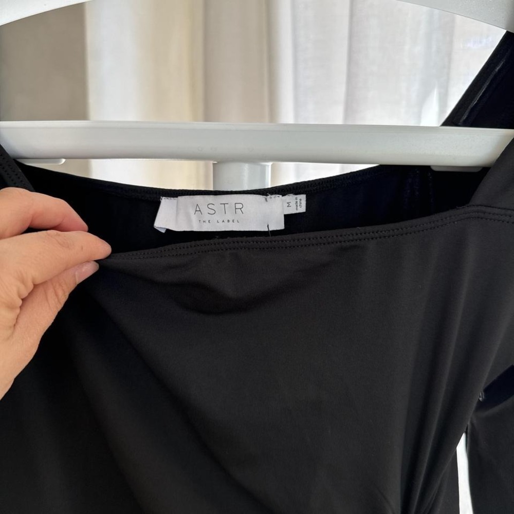 ASTR the label Black off the shoulder midi Dress - Picture 4 of 5